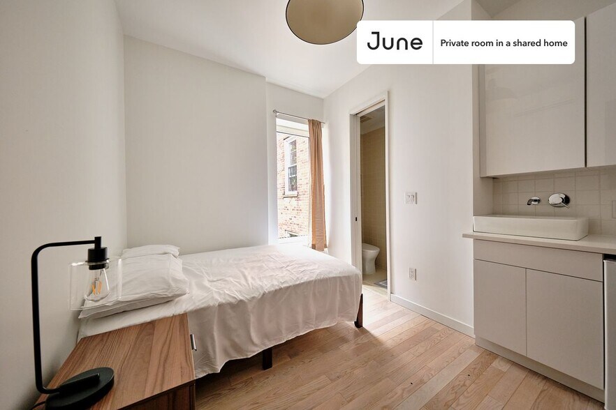 Building Photo - Private bedroom in 4 bed/4 bath Home