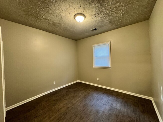 Building Photo - Remodeled 2 Bedroom Downtown!