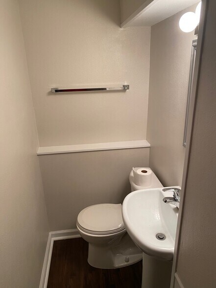 Toilet Room - 1309 Sw Lynn Dr.