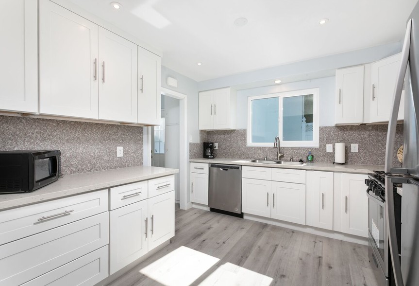 Upgraded Bright Kitchen - 6629 Melba Ave