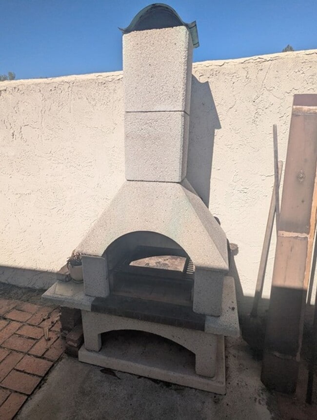 Building Photo - 3 Bedroom 2 Bathroom Single Story Home in ...