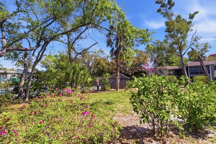 Building Photo - 1628 Clower Creek Dr