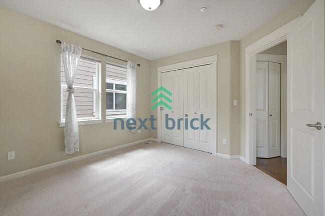 Building Photo - "Charming 4-Bedroom Retreat in Redmond: Spacious 2,540 Sq Ft Home with 2.5 Baths!"