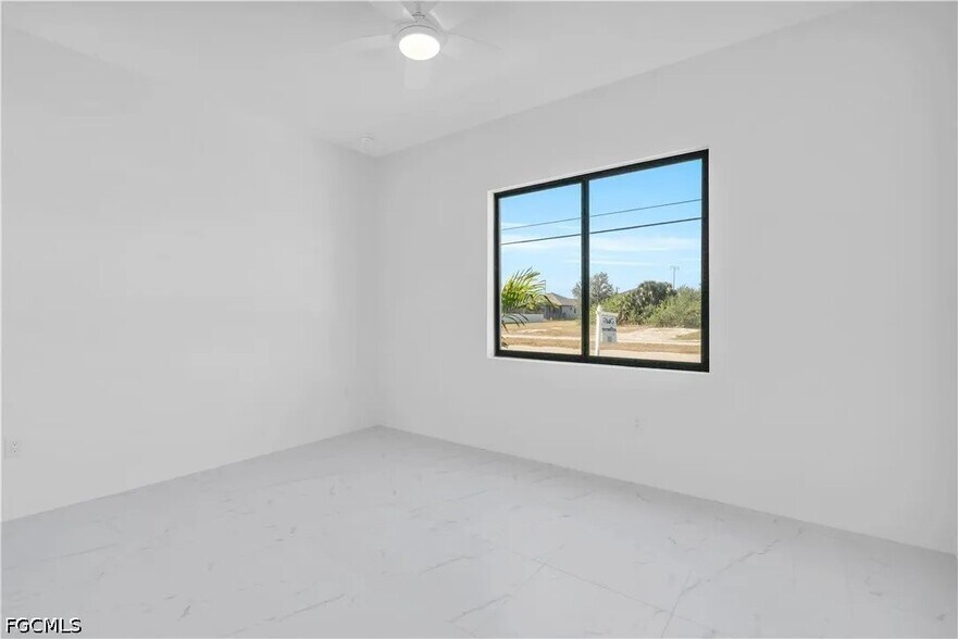 Building Photo - 1021 Chiquita Blvd S