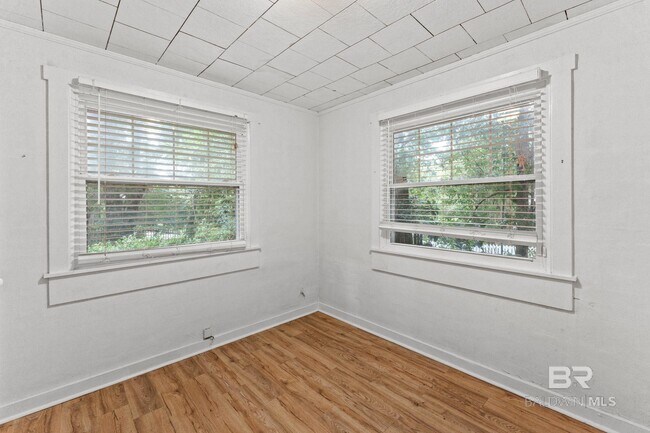 Building Photo - 200 S Hillside Ln
