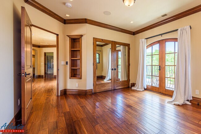 Building Photo - Executive Estate in the Heart of Silicon Valley