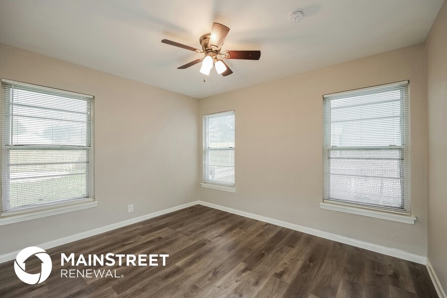 Building Photo - 351 E Amber St