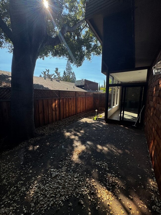 Building Photo - Gorgeous Updated 3-Bedroom Townhome in Pri...