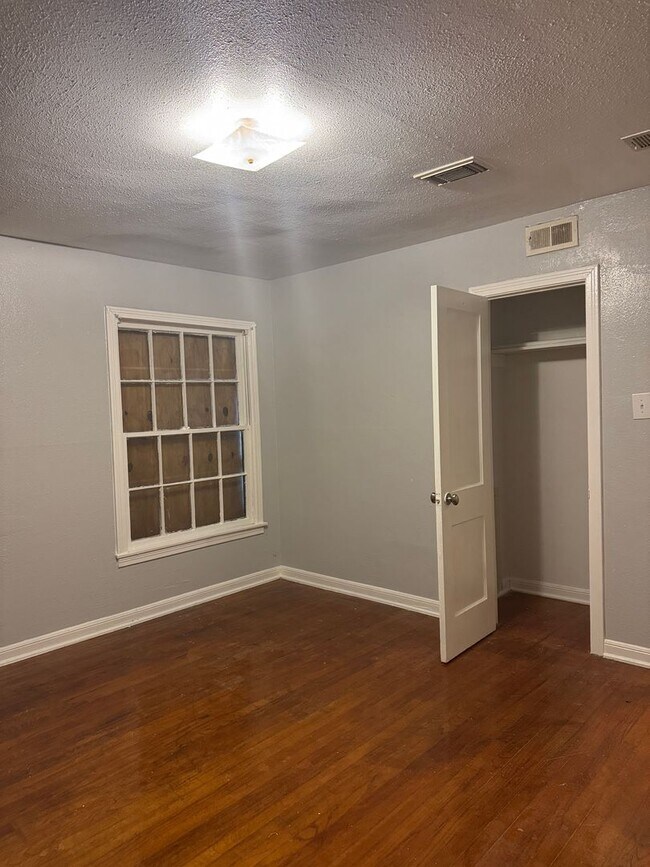 Building Photo - 5042 Ventura Ln