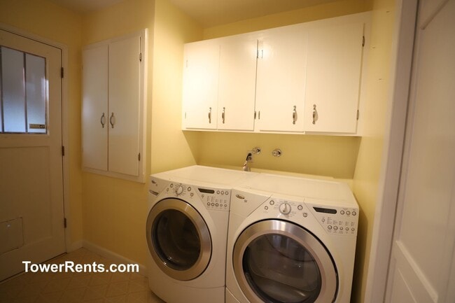 Building Photo - Santa Rosa: 3 bedroom, 2 1/2 bath Home wit...
