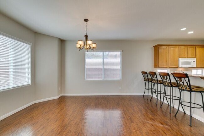 Building Photo - Beautiful 3 Bed / 3 Bath Home in Skyridge Community