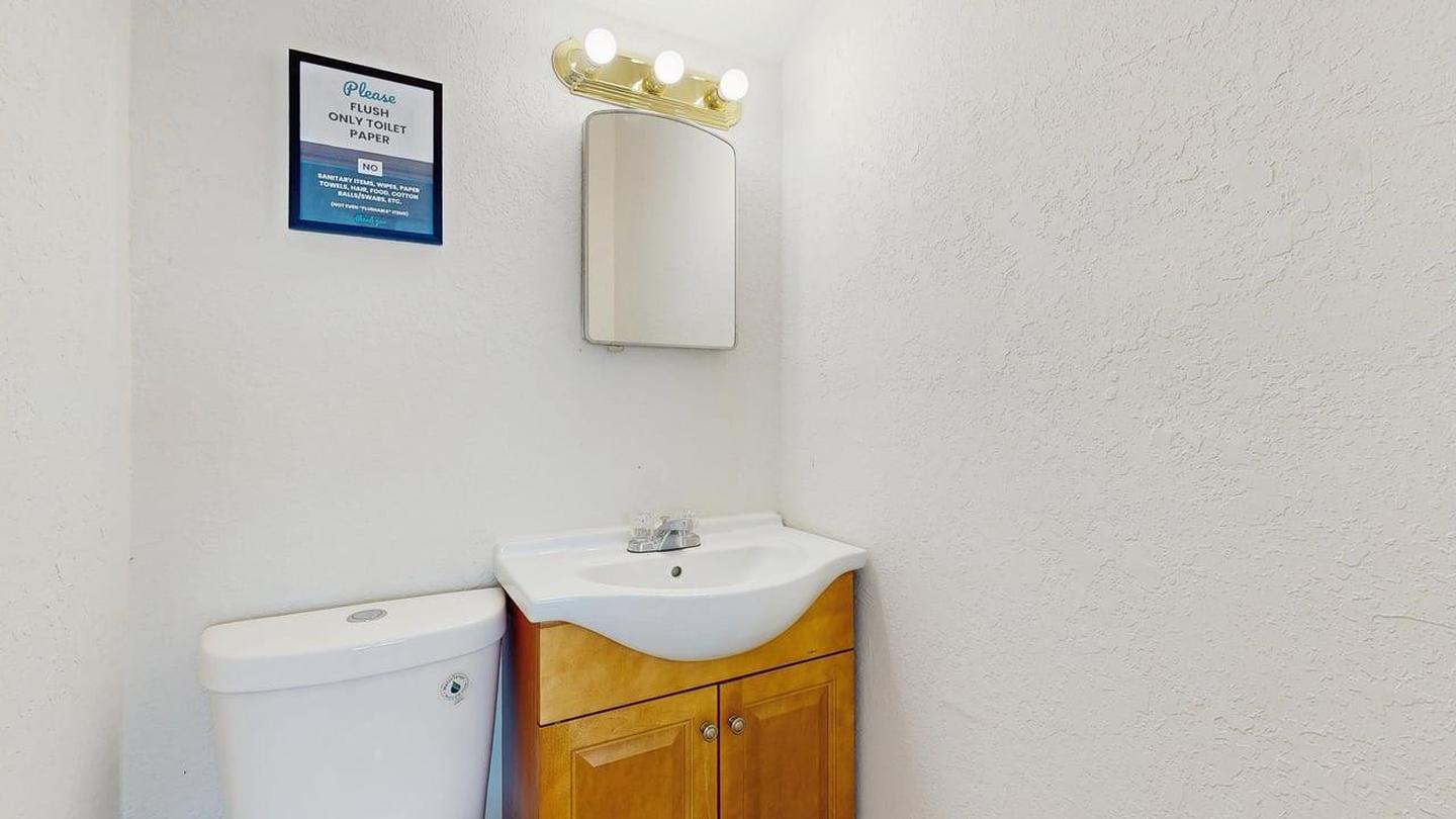 Building Photo - Charming Arlington residence offering spac...