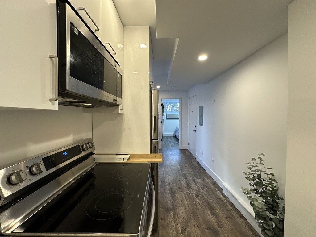 Building Photo - 941 W Carmen Ave