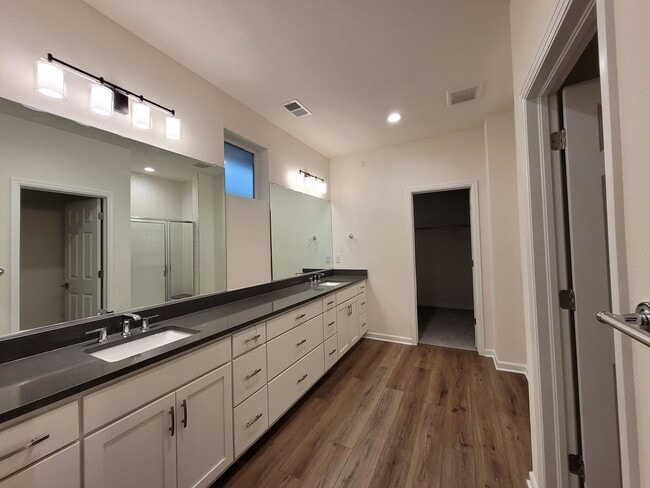 Building Photo - 820 Promenade Dr