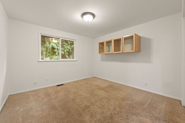 Building Photo - Beautiful & stunning 6-bed, 3-bath house in Edmonds for rent!