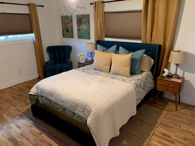 Building Photo - 3 Bed 2 Bath Single level FULLY FURNISHED