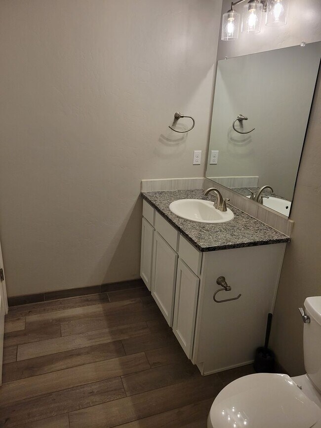 Building Photo - Beautiful 3 bedroom/2 Bath Home!