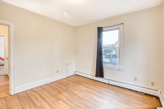 Building Photo - Newly Remodeled Spacious 3 Bedroom Apartment