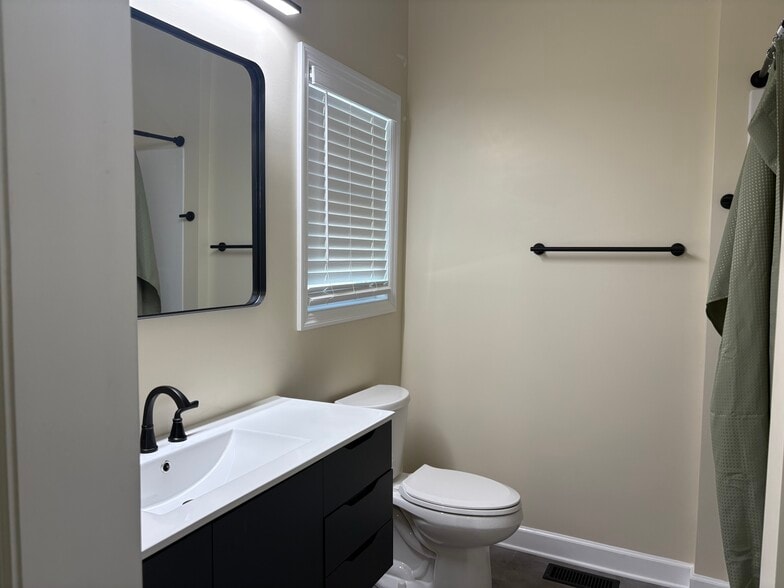 Building Photo - 214 Lamont St