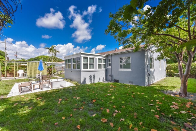 Building Photo - 340 Russlyn Dr