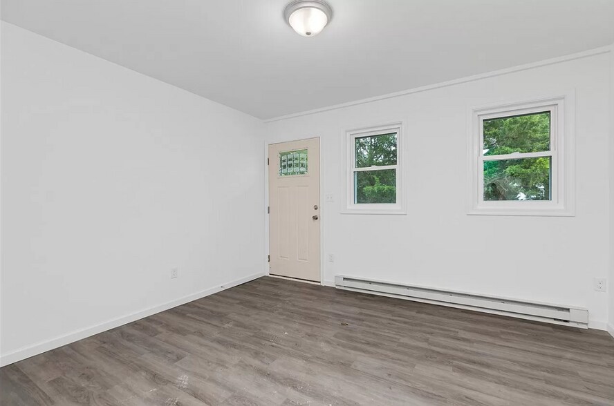 Building Photo - 425 W Baker Ave