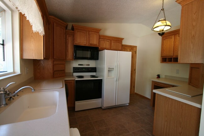 Building Photo - Exceptional 3 bedroom tri-level home close to UCCS!