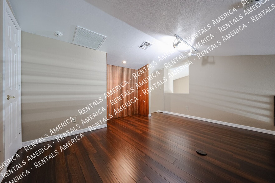 Building Photo - 6126 E Juniper Ave