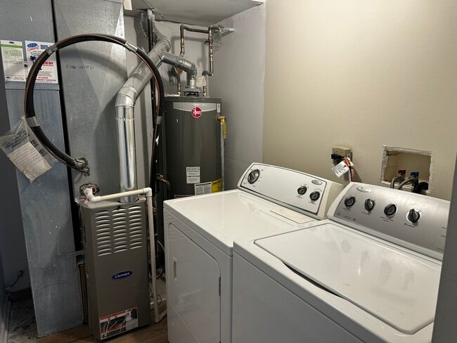 Building Photo - 1121 Symphony Dr