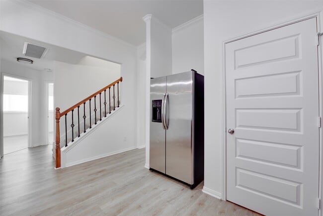 Building Photo - 2410 Lakecrest Town Dr