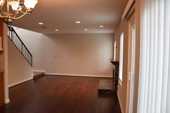 Building Photo - 3 Bedroom 2.5 Bath Hampton Court Condo Nea...