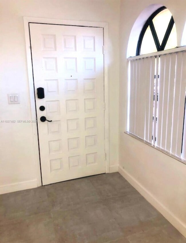 Building Photo - 920 SW 7th Ave