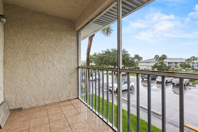 Building Photo - 1507 SE Royal Green Cir