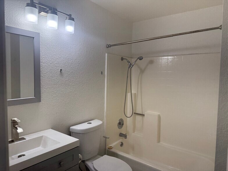 Main bathroom - 209 Riverview Dr
