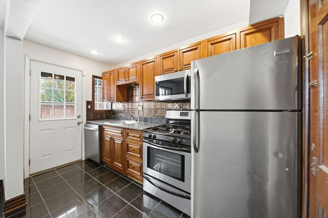 Building Photo - 2 Bedroom, 2 Bath Townhome located directly across from Franklin Park Conservatory