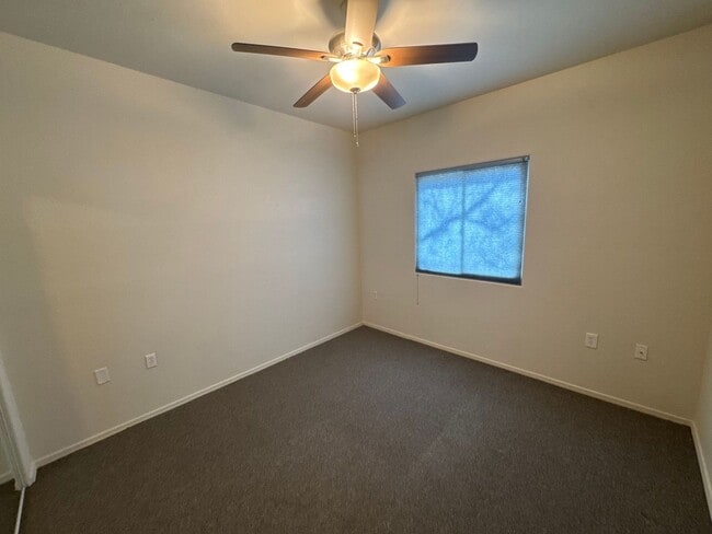 Building Photo - 9731 E Kleindale Rd