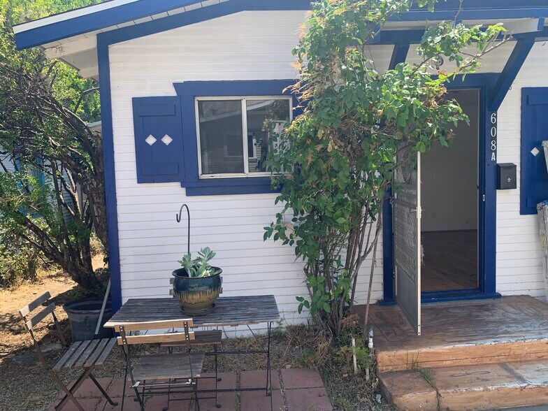 Building Photo - 608 E Angeleno Ave