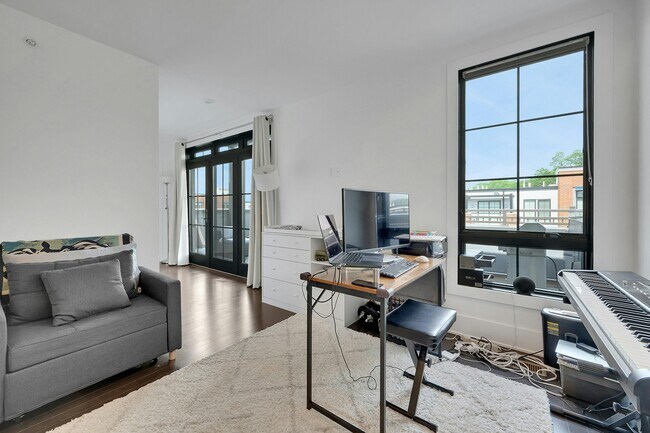 Building Photo - 102 Legend Dr