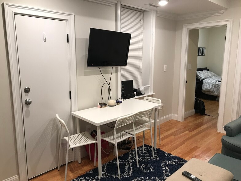 Building Photo - 194 Salem St