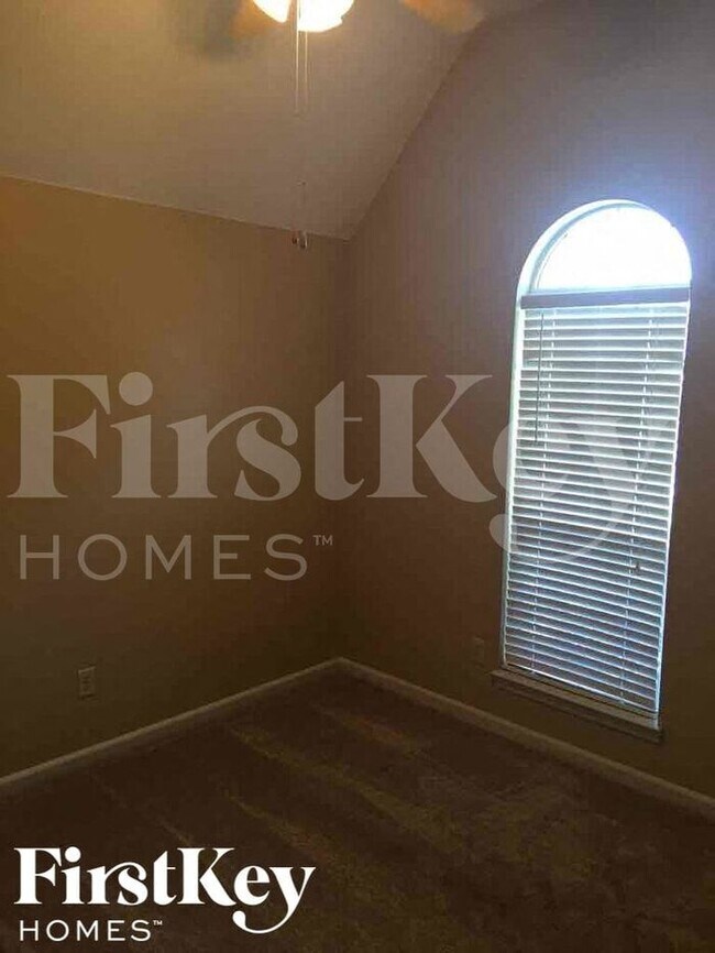 Building Photo - 4143 Ravenwood Dr N