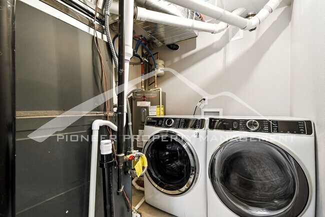 Building Photo - Spacious Home with Washer/Dryer and Centra...