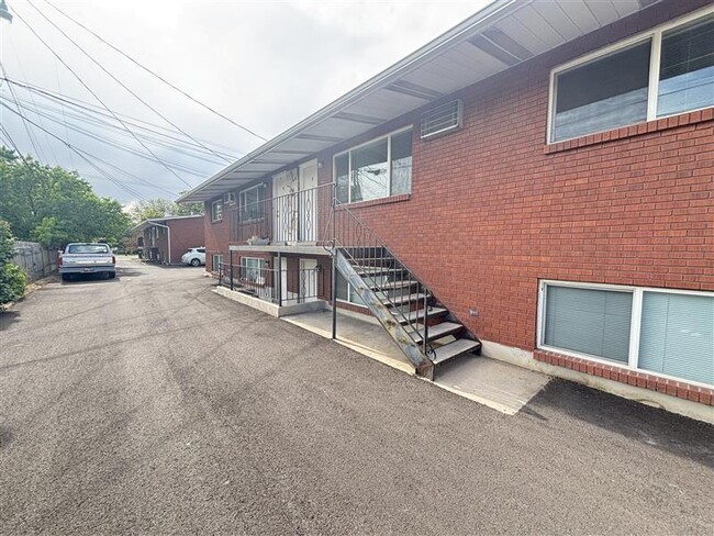 Building Photo - 258 N 400 W