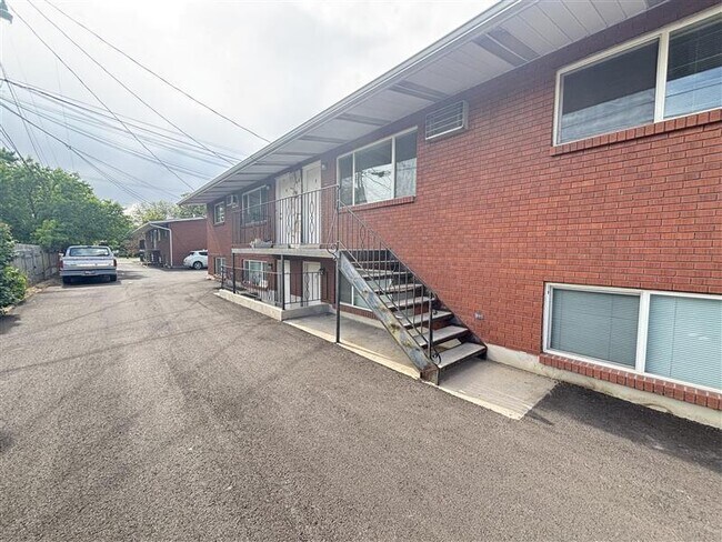 Building Photo - 258 N 400 W St