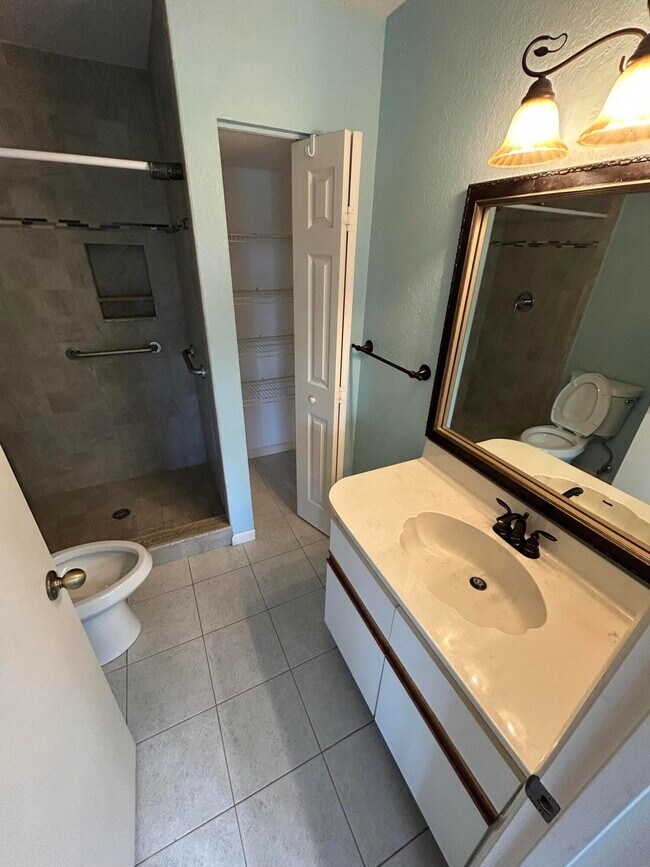 Building Photo - 1585 NE Beacon Dr