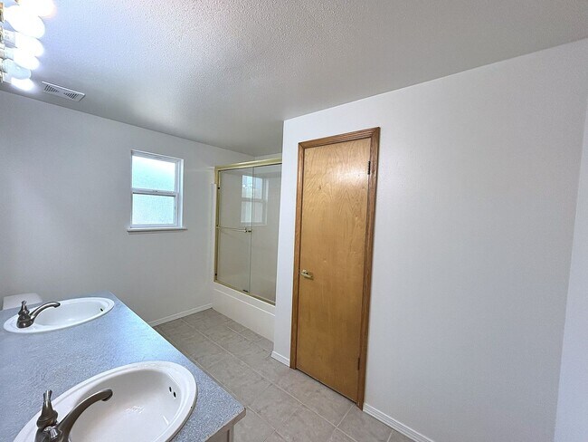 Building Photo - 3 bedroom Rambler in Browns point