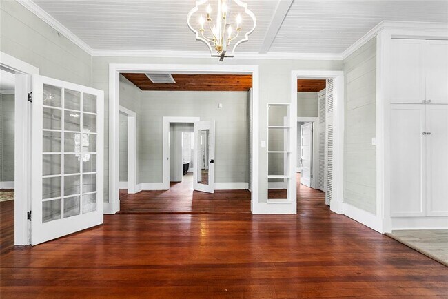 Building Photo - 108 N Ave B