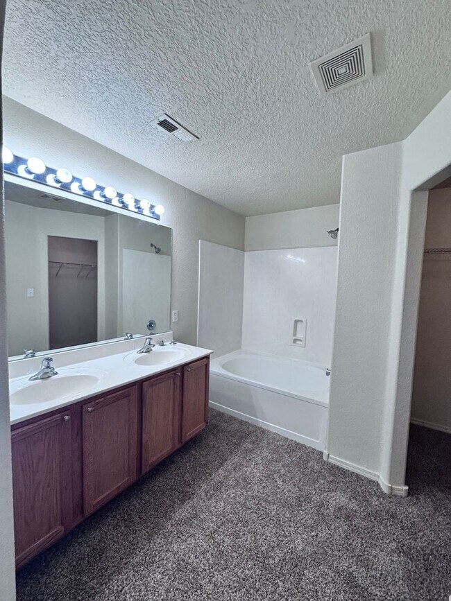 Building Photo - 760 Deerbrush Ct SW