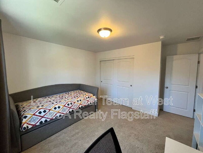 Building Photo - 2705 W Windtree Dr