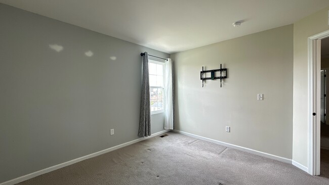 Building Photo - 1931 Wren Rd