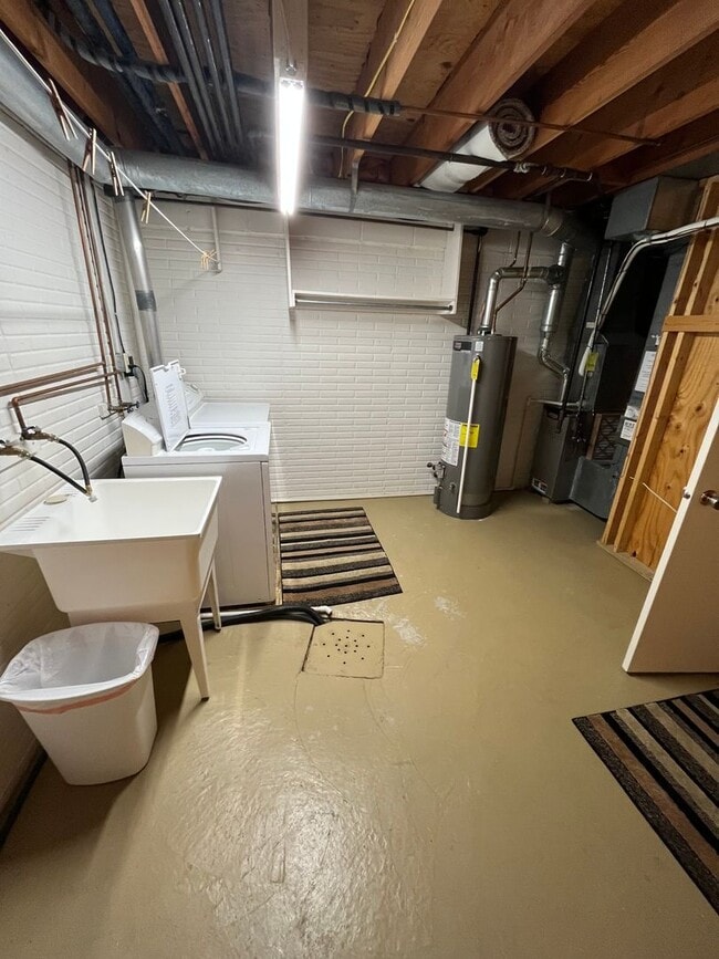 Building Photo - Spacious 2 bedroom condo!