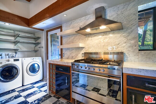 Building Photo - 201 S Larchmont Blvd